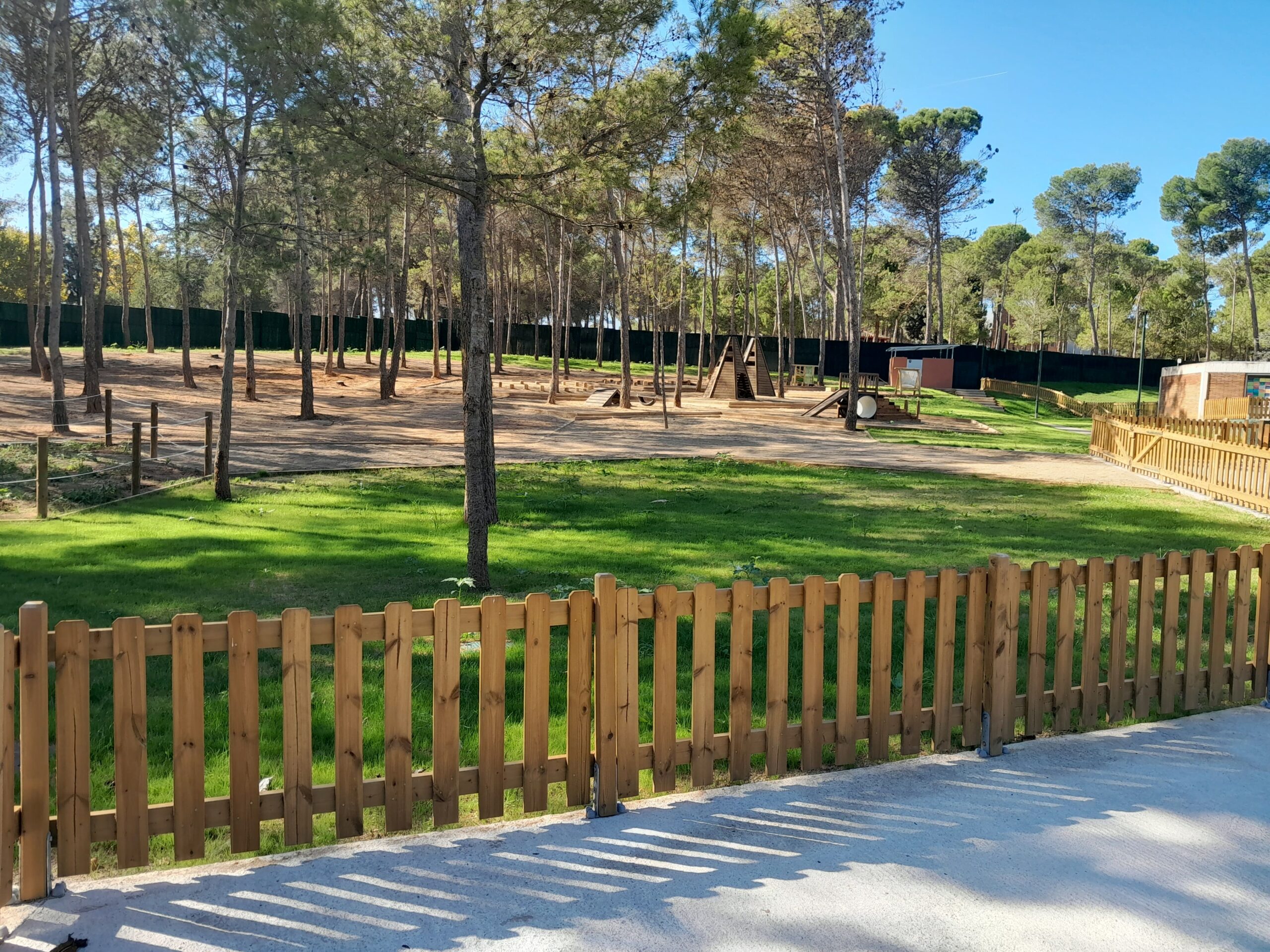 Actuación de exteriores en un colegio en Sant Cugat del Vallés