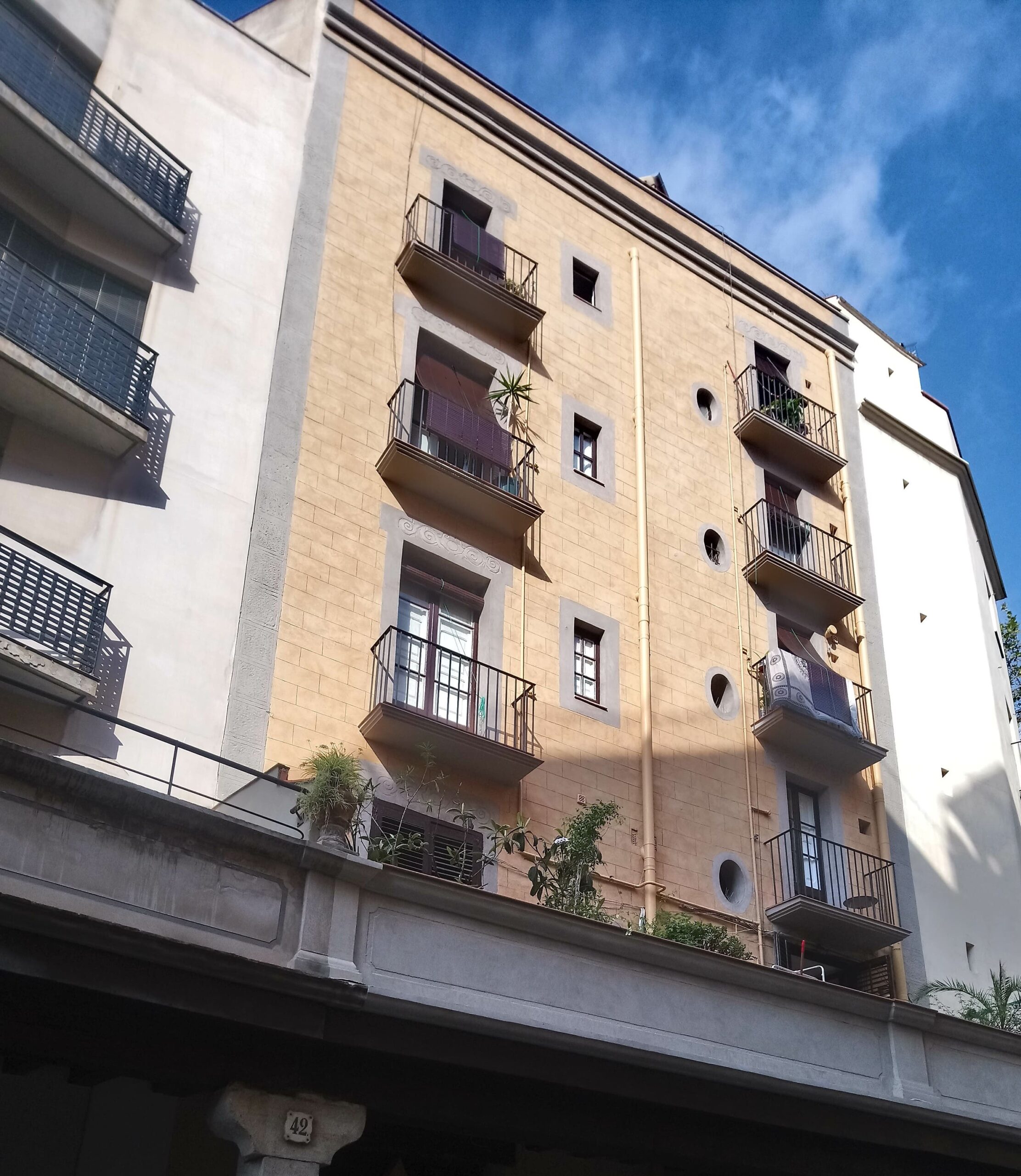 Estat de la façana rehabilitada al carrer Roc